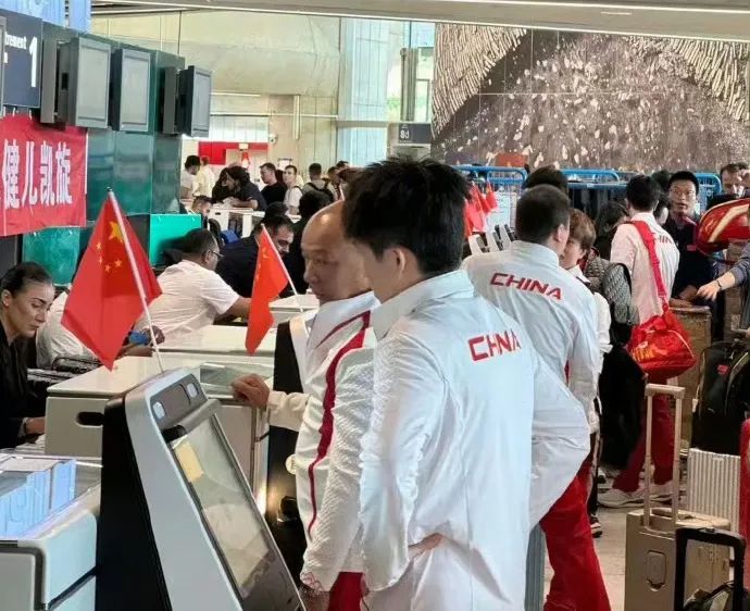 孙颖莎发文!当国乒在机场碰到了跳水梦之队…… 孙颖莎发文!当国乒在机场碰到了跳水梦之队……