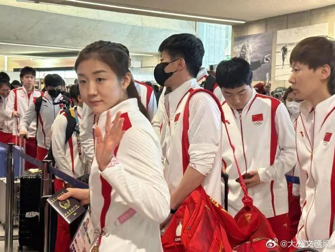 孙颖莎发文!当国乒在机场碰到了跳水梦之队…… 孙颖莎发文!当国乒在机场碰到了跳水梦之队……