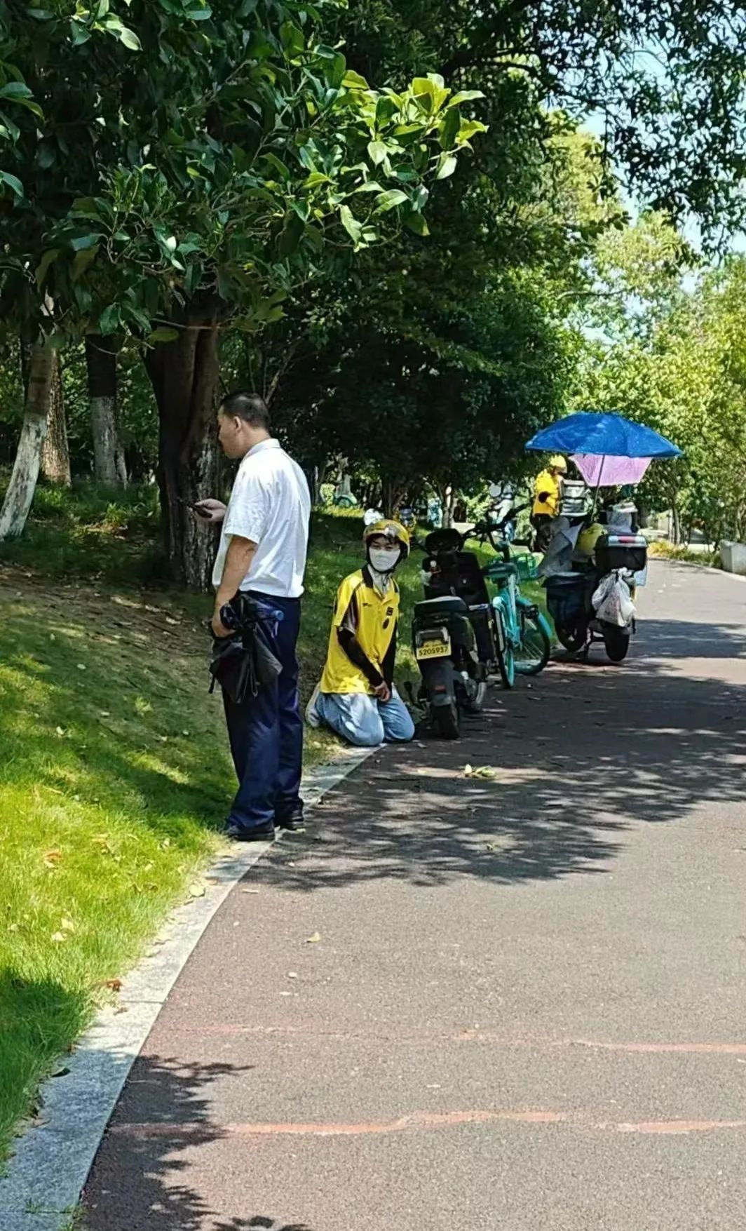 女骑手向保安下跪？多位外卖员被封号？全是谣言！警方通报