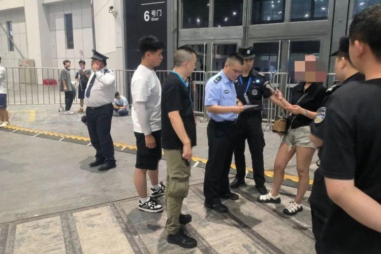 上海警方：抓获60余人！其中5人在外滩虚构事实揽客骗取差价，被刑拘