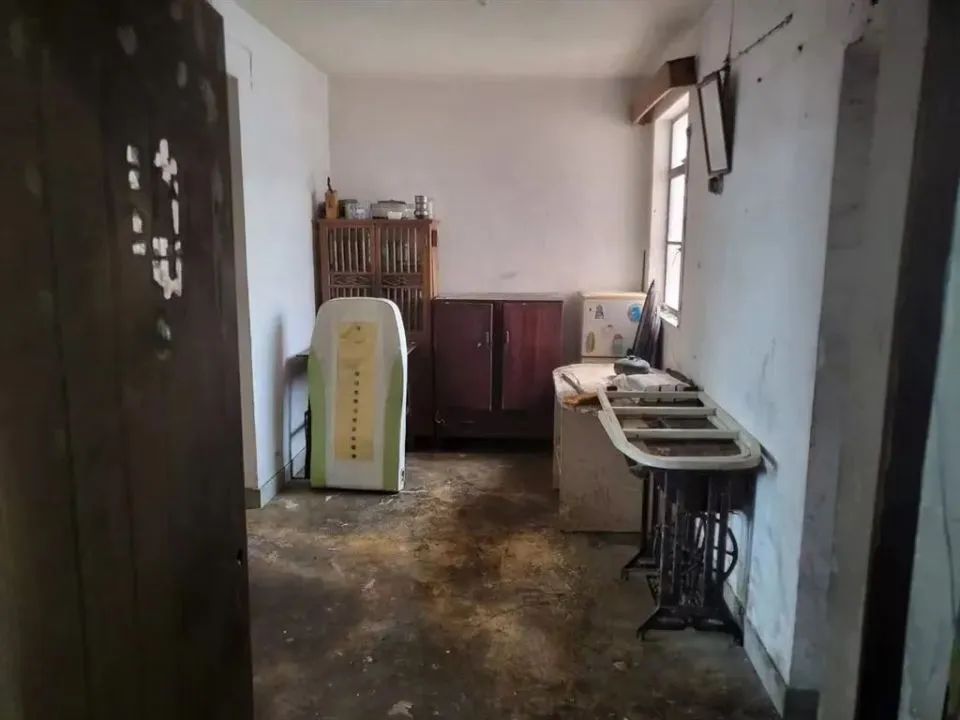 瘆人！独居婆婆家里藏10吨垃圾，生出蟑螂、蛆虫、蜈蚣…邻居叫苦不迭