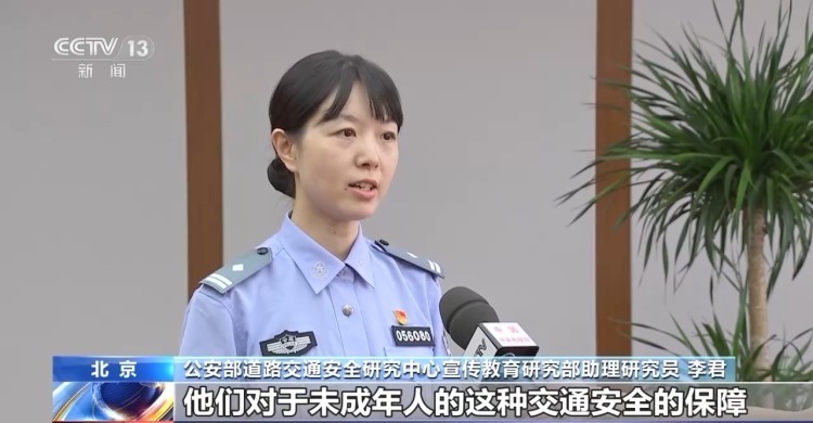 危险!飞奔式过马路极易引发交通事故 家长们尤其要注意 危险!飞奔式过马路极易引发交通事故 家长们尤其要注意