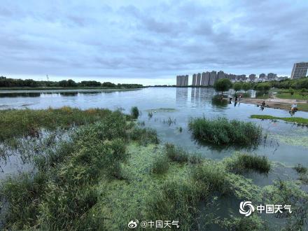 受降雨影响 河北潮白河水位上涨淹没步行路