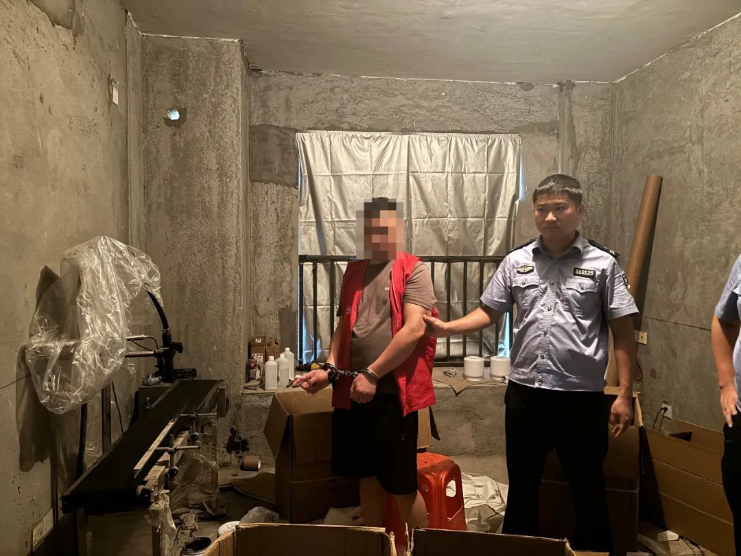 三人制售假奶粉被株洲警方抓获! 三人制售假奶粉被株洲警方抓获!