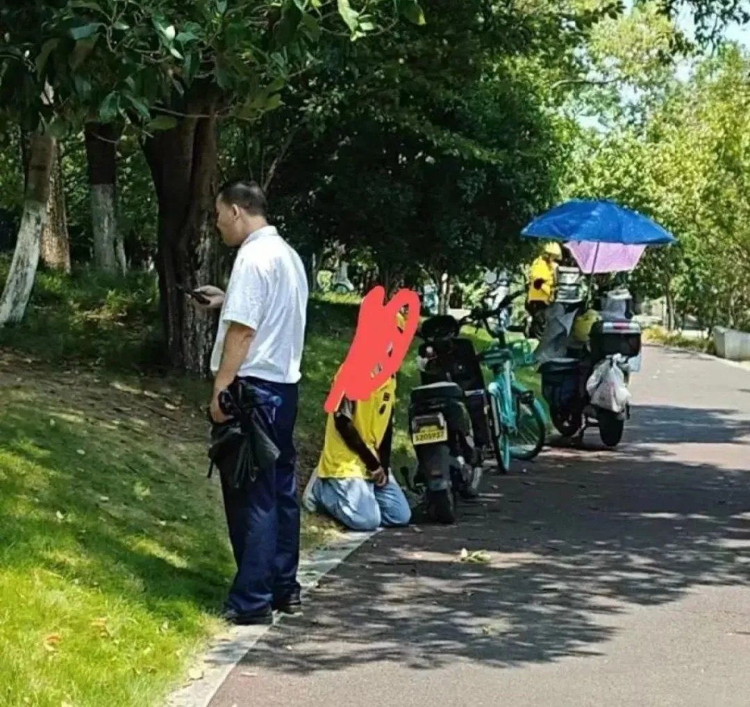 杭州警方通报外卖骑手下跪事件：对涉事人员依法开展调查