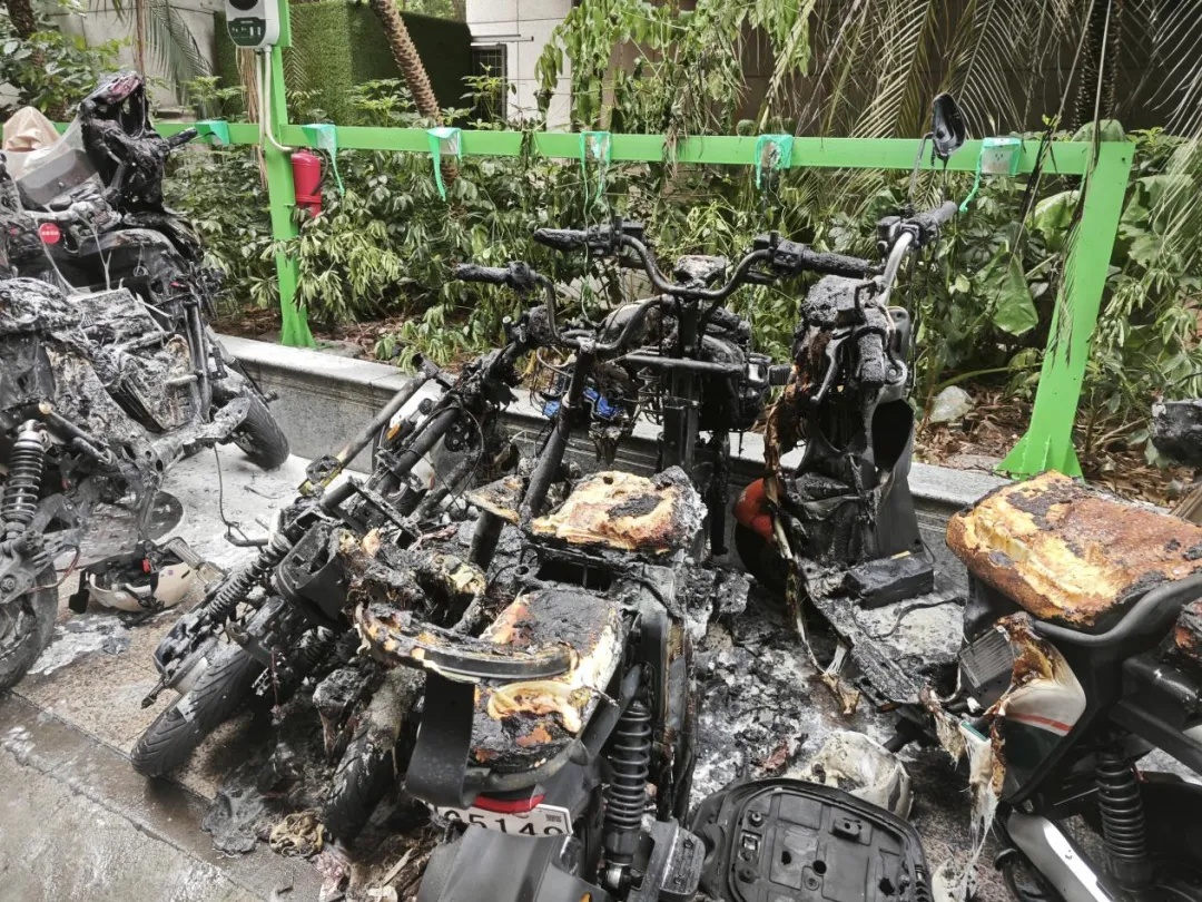 广州突发！多辆“电鸡”被烧剩车架，使用时一定要注意……
