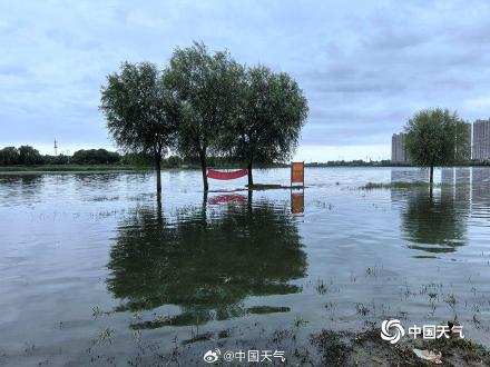 受降雨影响 河北潮白河水位上涨淹没步行路