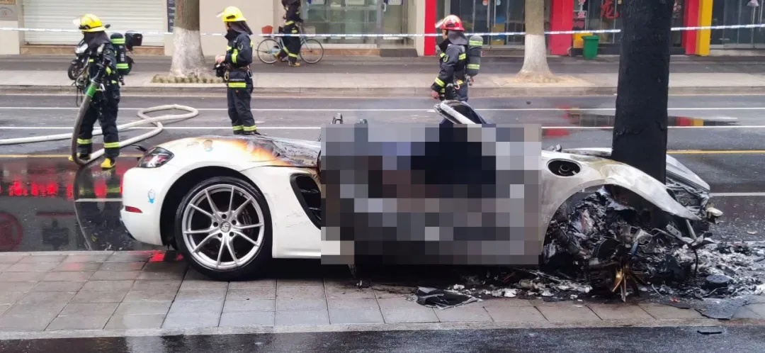 保时捷撞树瞬间爆炸自燃！警方通报：1死1伤