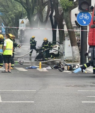 保时捷撞树瞬间爆炸自燃！警方通报：1死1伤