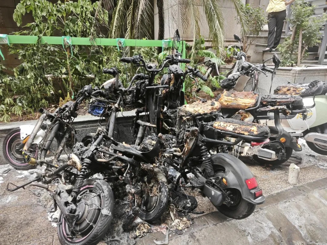 广州突发！多辆“电鸡”被烧剩车架，使用时一定要注意……