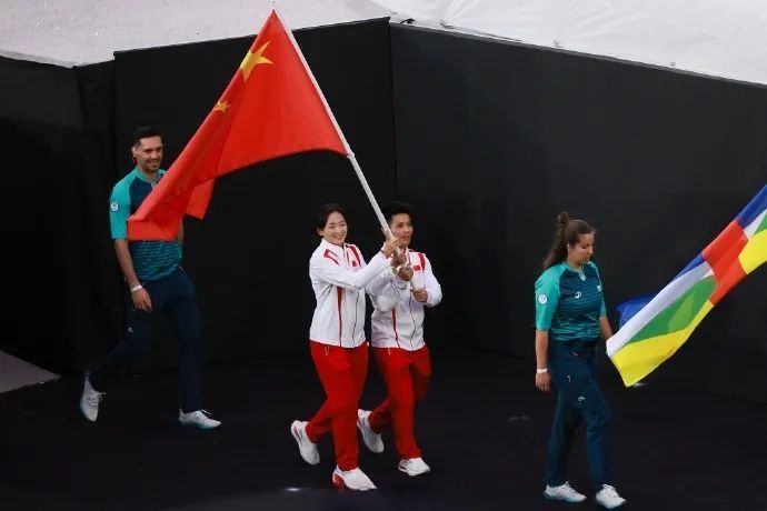 她在巴黎为国争光，他在青海保家卫国→