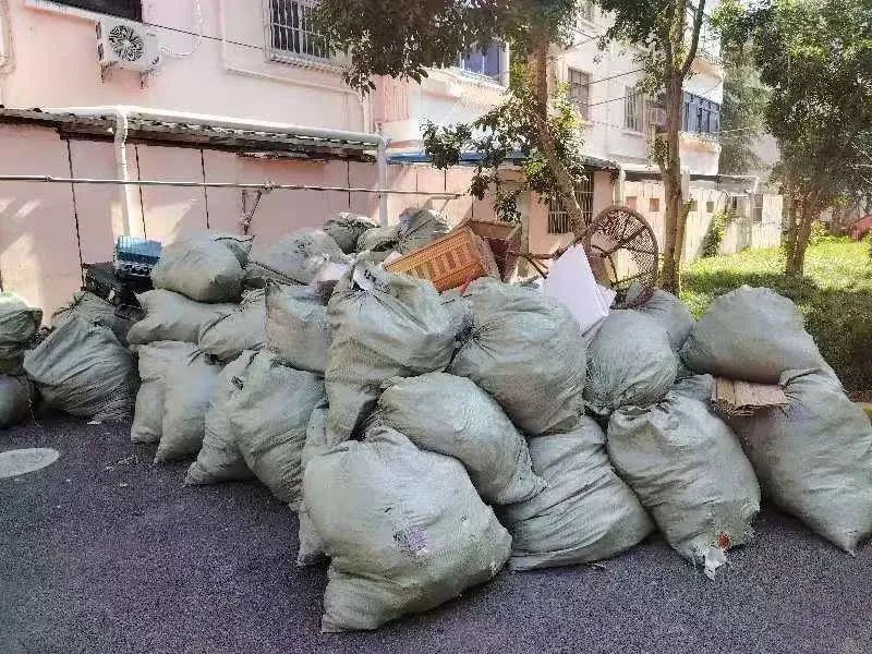 瘆人！独居婆婆家里藏10吨垃圾，生出蟑螂、蛆虫、蜈蚣…邻居叫苦不迭