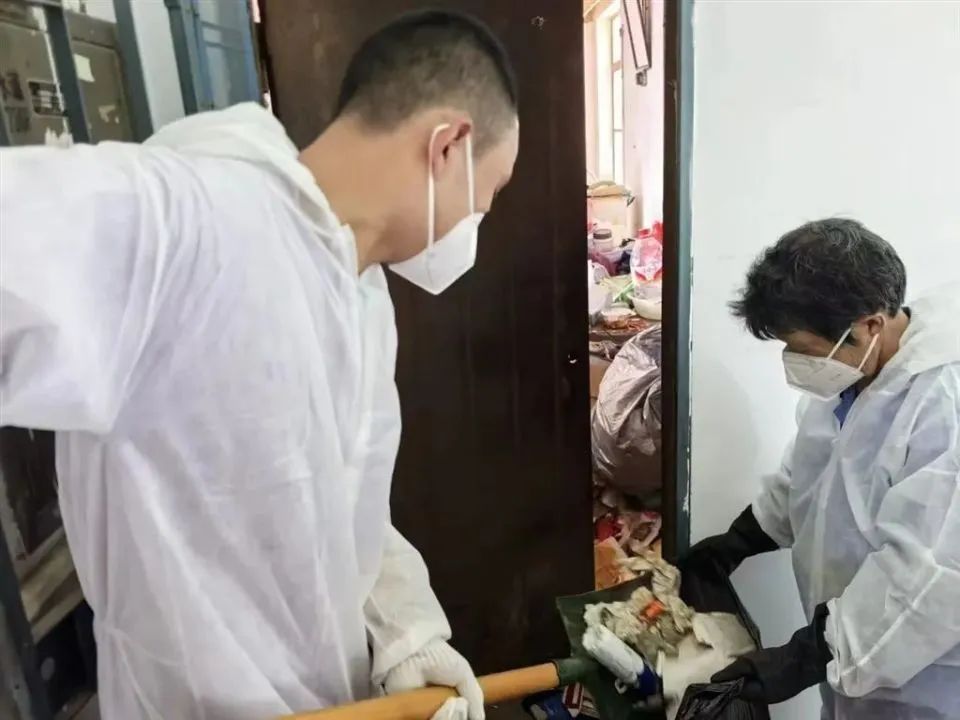 瘆人！独居婆婆家里藏10吨垃圾，生出蟑螂、蛆虫、蜈蚣…邻居叫苦不迭