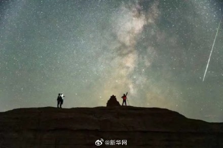 罕见！新疆惊现极光流星同框