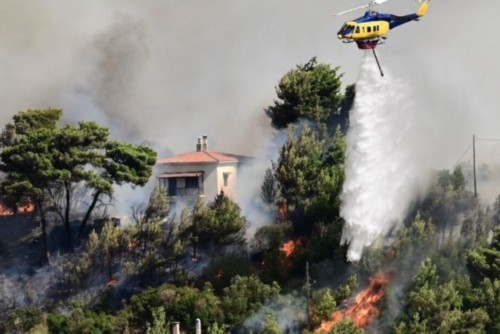 希腊山火持续,多地紧急疏散民众 希腊山火持续,多地紧急疏散民众