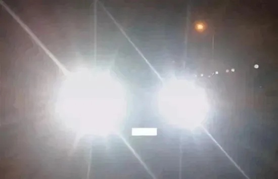 滥用远光灯致人死亡，判了！