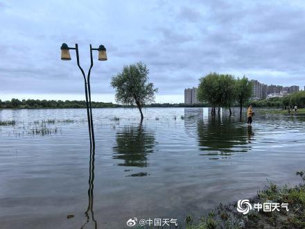 受降雨影响 河北潮白河水位上涨淹没步行路