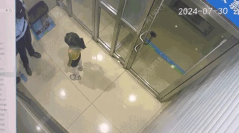 女童走丢，竟用ATM机自救，网友：太机智