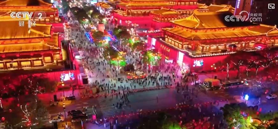 暑运“热”力十足 假日消费“火”起来 暑运“热”力十足 假日消费“火”起来