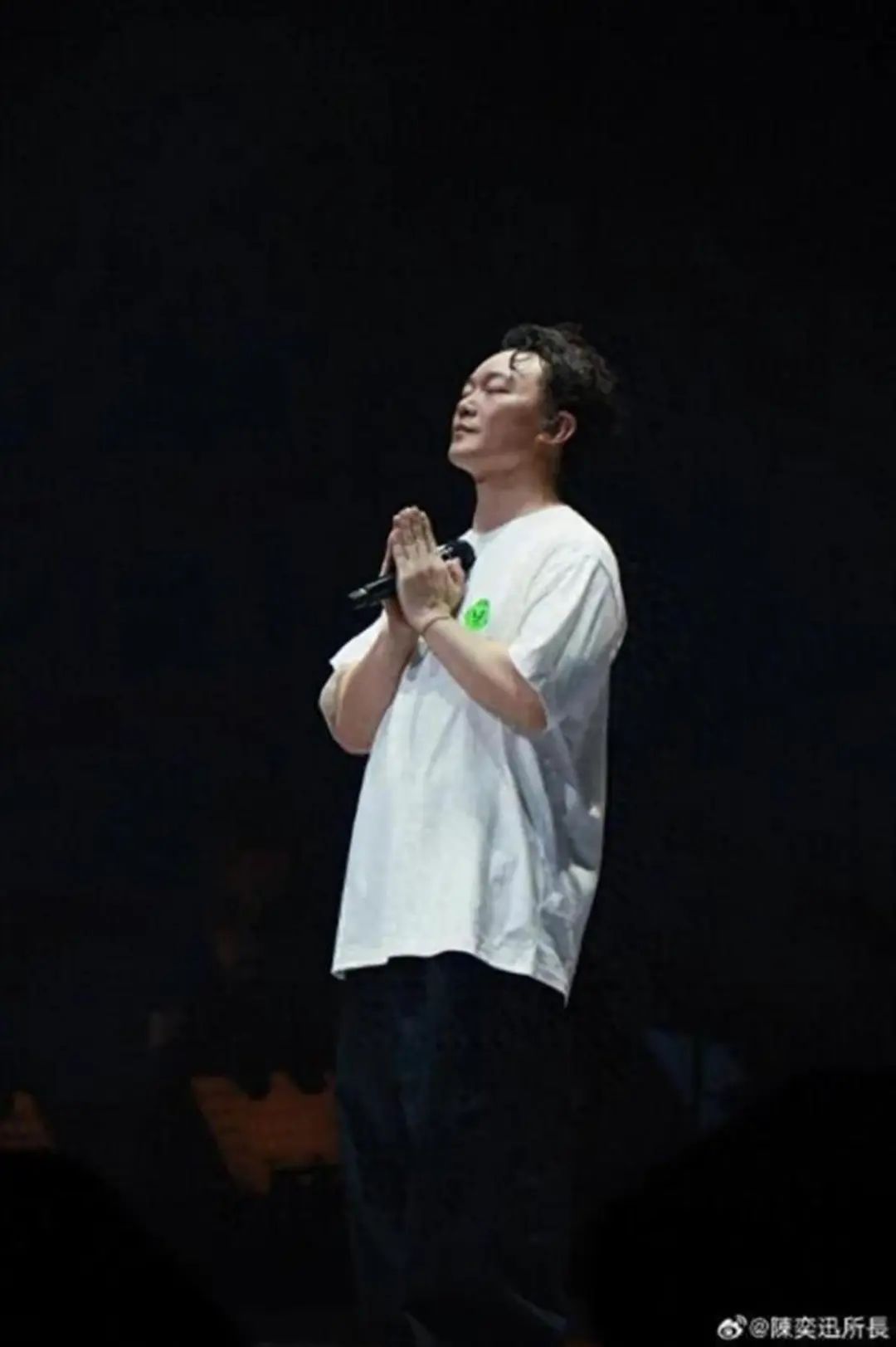 陈奕迅透露“以后唱歌嘴巴可能张不开”！两个月前下巴受伤缝了30多针