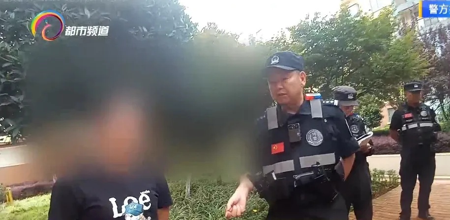 两位主人争一只宠物犬，民警灵机一动......