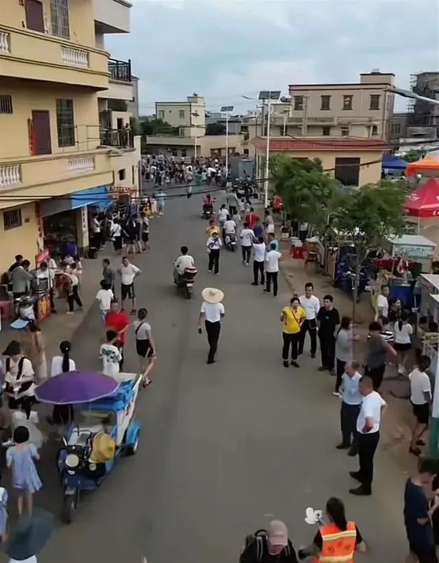 奥运归来，潘展乐这个举动让全网傻眼！全红婵家门口成“小吃一条街”，当地回应