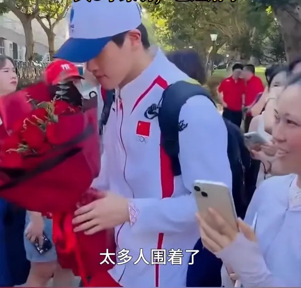 奥运归来，潘展乐这个举动让全网傻眼！全红婵家门口成“小吃一条街”，当地回应