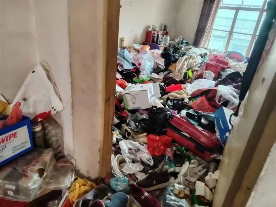 瘆人！独居婆婆家里藏10吨垃圾，生出蟑螂、蛆虫、蜈蚣…邻居叫苦不迭