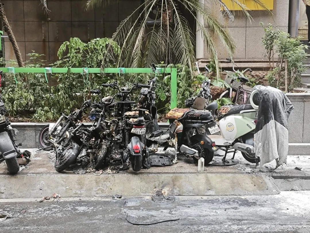 广州突发！多辆“电鸡”被烧剩车架，使用时一定要注意……