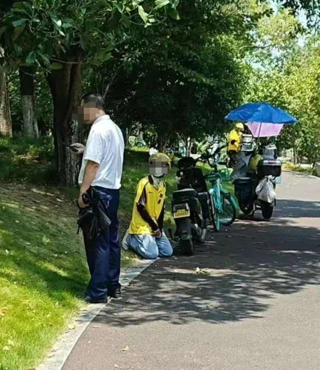 “外卖员被保安拦下后下跪”？警方通报！