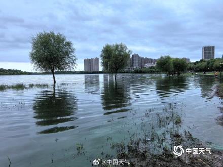 受降雨影响 河北潮白河水位上涨淹没步行路