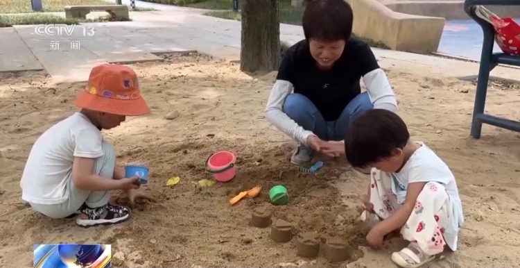 危险!飞奔式过马路极易引发交通事故 家长们尤其要注意 危险!飞奔式过马路极易引发交通事故 家长们尤其要注意