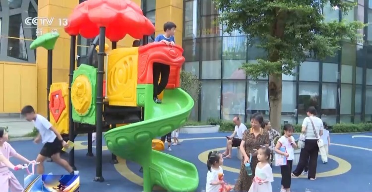 危险!飞奔式过马路极易引发交通事故 家长们尤其要注意 危险!飞奔式过马路极易引发交通事故 家长们尤其要注意