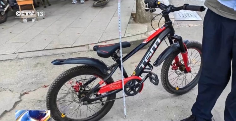 危险!飞奔式过马路极易引发交通事故 家长们尤其要注意 危险!飞奔式过马路极易引发交通事故 家长们尤其要注意