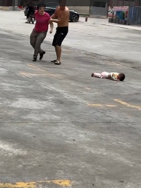 “为在册精神病患者”，佛山警方通报母亲当街摔女儿，律师分析