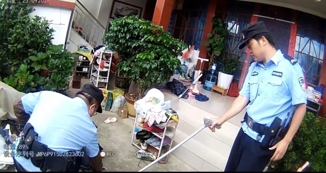 嘶嘶嘶~“蛇出没”！民警上演“连环捕蛇记”