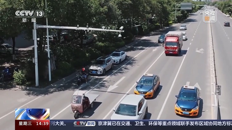 莫让“防晒”成隐患 这些“避晒式”等红灯不可取 莫让“防晒”成隐患 这些“避晒式”等红灯不可取