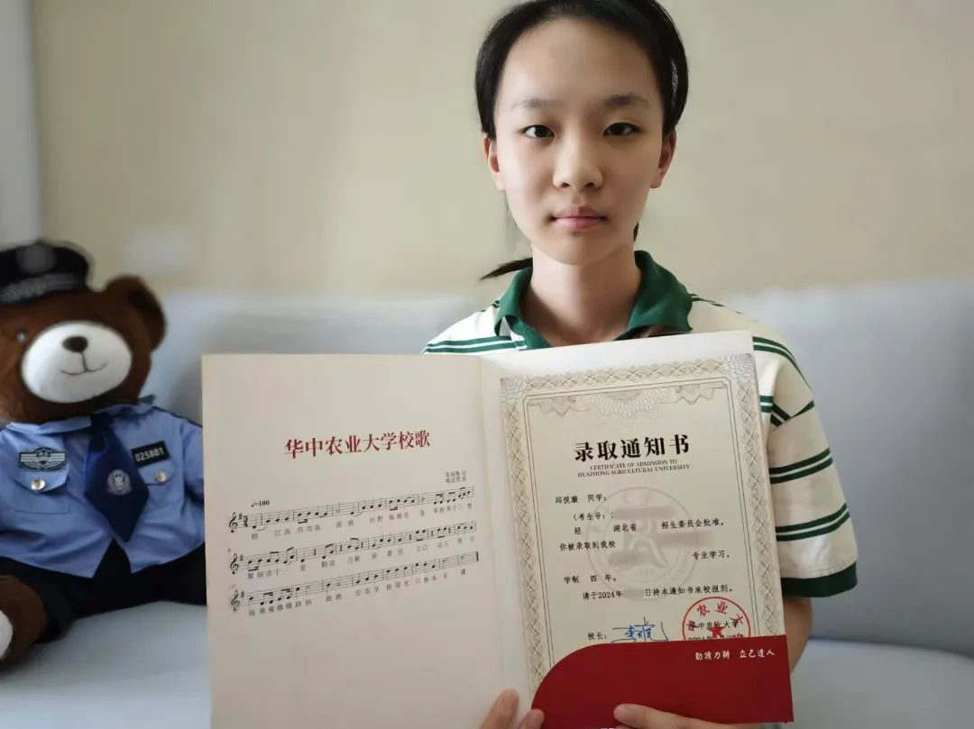 烈士邱建军女儿收到大学录取通知书 烈士邱建军女儿收到大学录取通知书