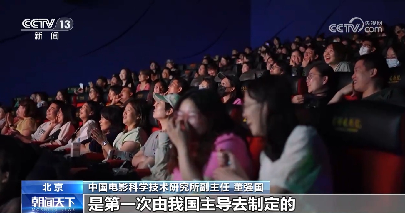 打破垄断！国产电影屏亮相海外 “中国智造”靠实力“圈粉”