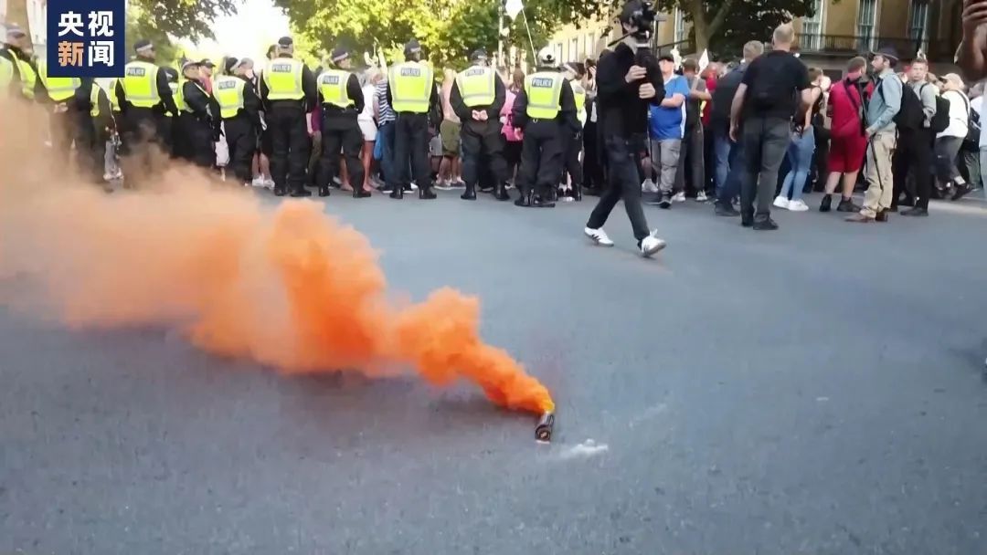英国:已逮捕千余人 英国:已逮捕千余人