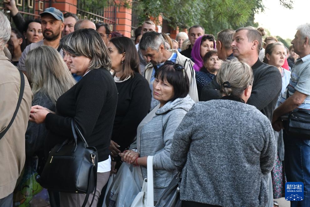 俄罗斯库尔斯克:边境地区居民领取救援物资 俄罗斯库尔斯克:边境地区居民领取救援物资