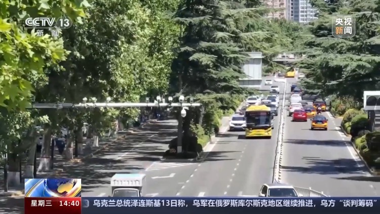 莫让“防晒”成隐患 这些“避晒式”等红灯不可取 莫让“防晒”成隐患 这些“避晒式”等红灯不可取