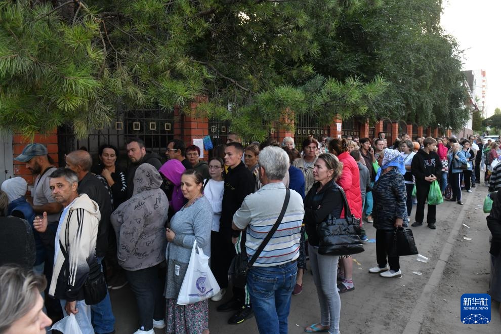 俄罗斯库尔斯克:边境地区居民领取救援物资 俄罗斯库尔斯克:边境地区居民领取救援物资