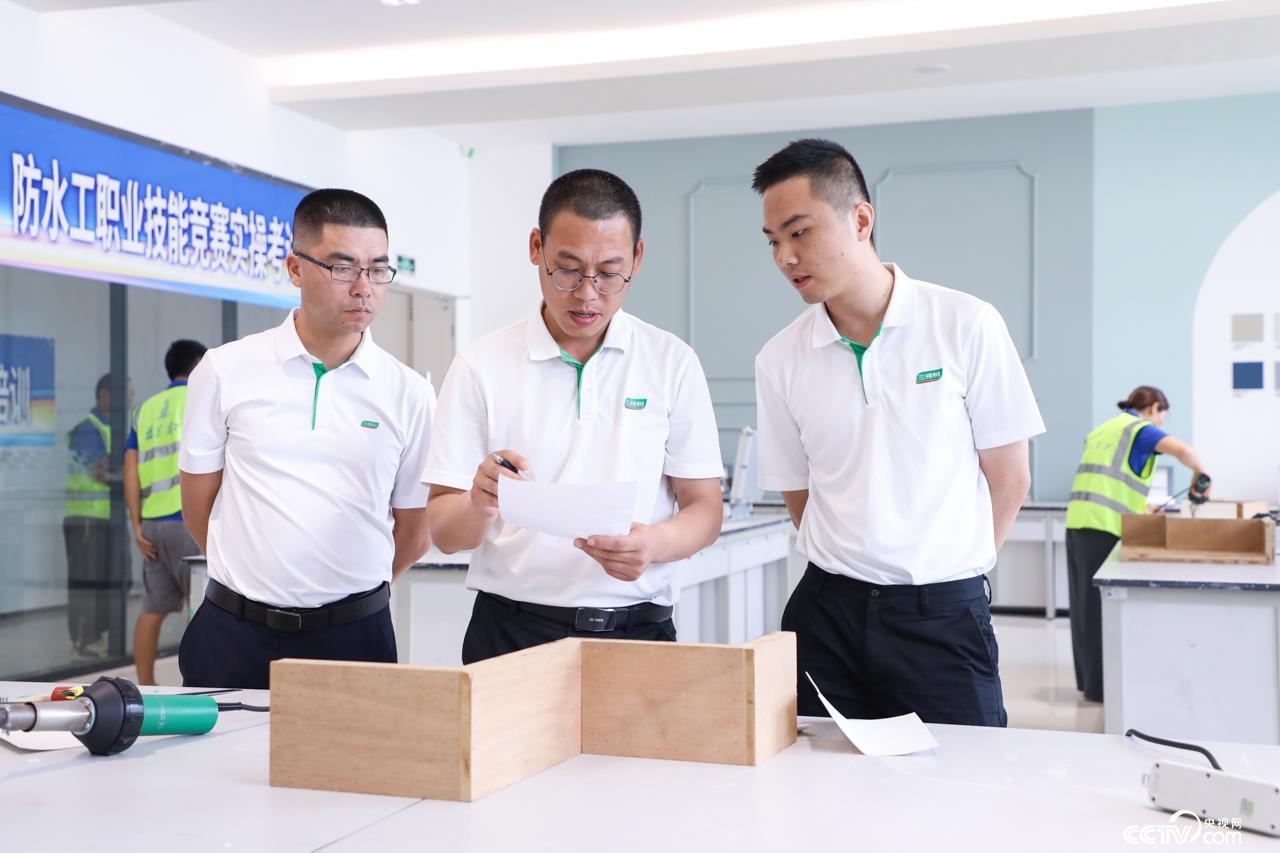图说福建建投集团防水工技能竞赛火热场景