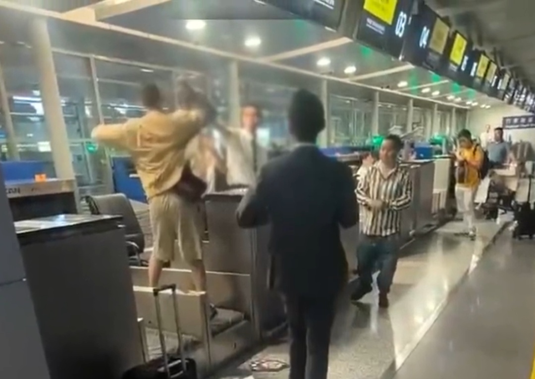 离谱！男子因未赶上飞机大闹机场，网友：结局舒服了