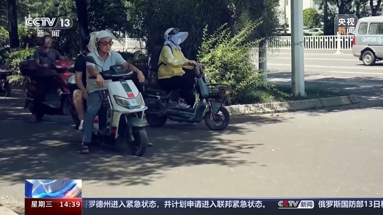 莫让“防晒”成隐患 这些“避晒式”等红灯不可取 莫让“防晒”成隐患 这些“避晒式”等红灯不可取