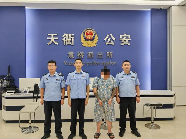 逃犯看《抓娃娃》时被抓！网友：抓到一个坏娃娃