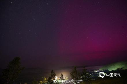 震撼！受地磁暴影响 内蒙古呼伦贝尔现粉紫色极光美景