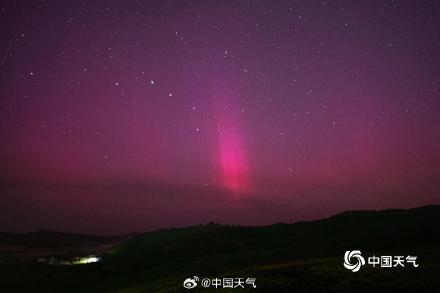 震撼！受地磁暴影响 内蒙古呼伦贝尔现粉紫色极光美景