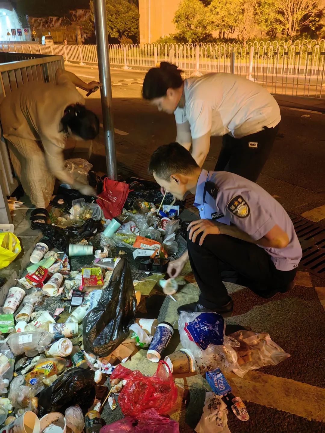 凌晨,长沙民辅警在街头猛翻垃圾!怎么回事? 凌晨,长沙民辅警在街头猛翻垃圾!怎么回事?